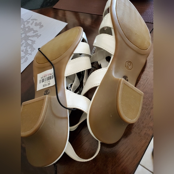 Woman's sz 9 sandals - Picture 2 of 3